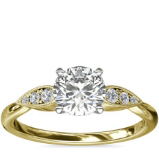 Anillo de compromiso con detalle de diamantes en forma de pera en oro amarillo de 14 k